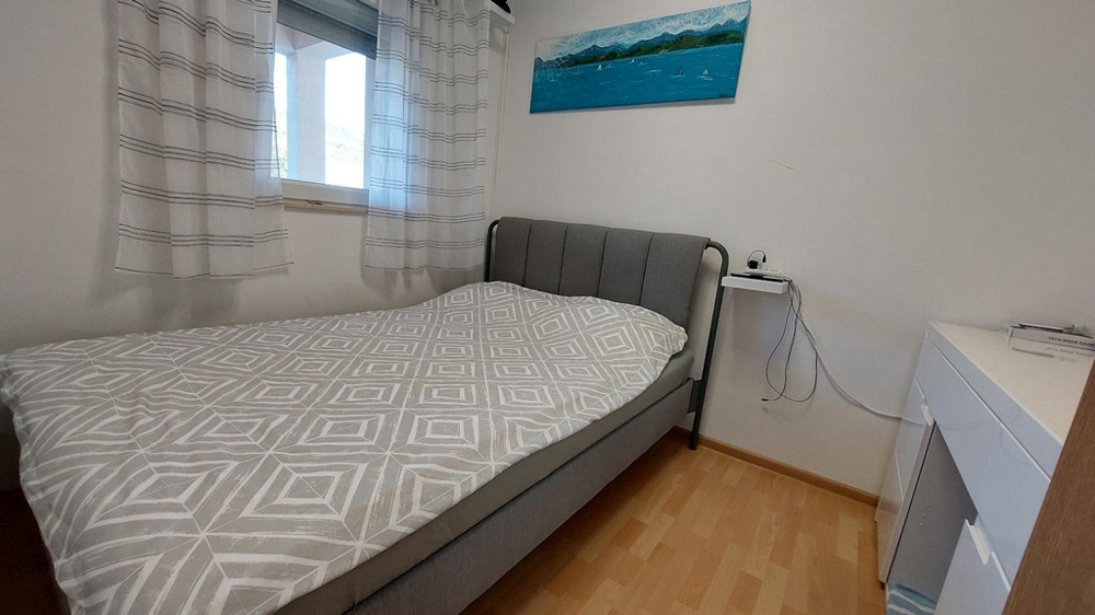 Chambre d'amis avec lit et fenêtre