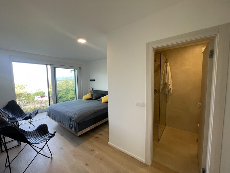 Chambre avec vue sur la verdure du bien A3780.