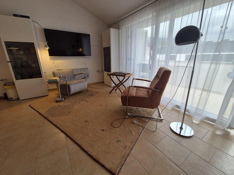 Séjour avec TV et accès à la terrasse