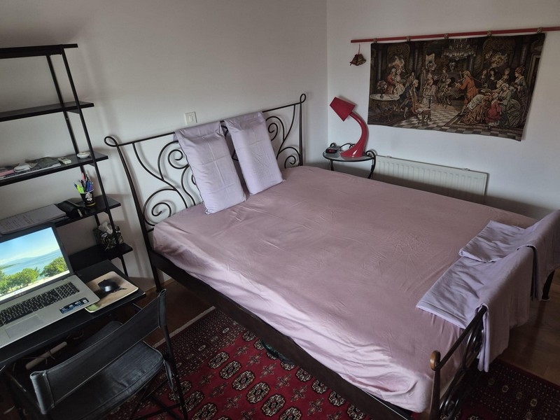 Chambre avec lit double et bureau