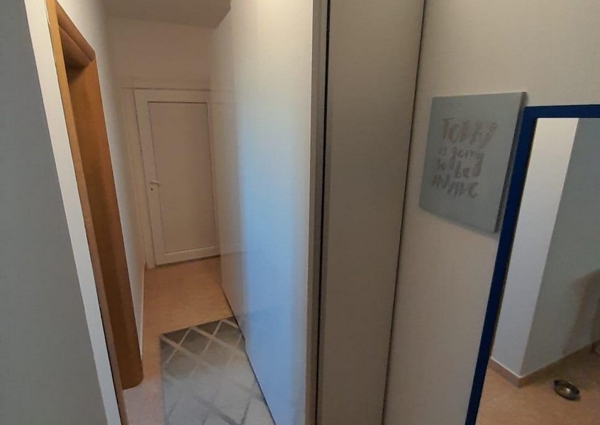 Couloir avec placard encastré et miroir mural