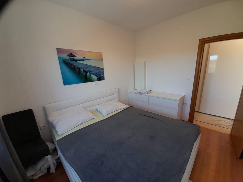 Chambre avec lit double, commode et miroir