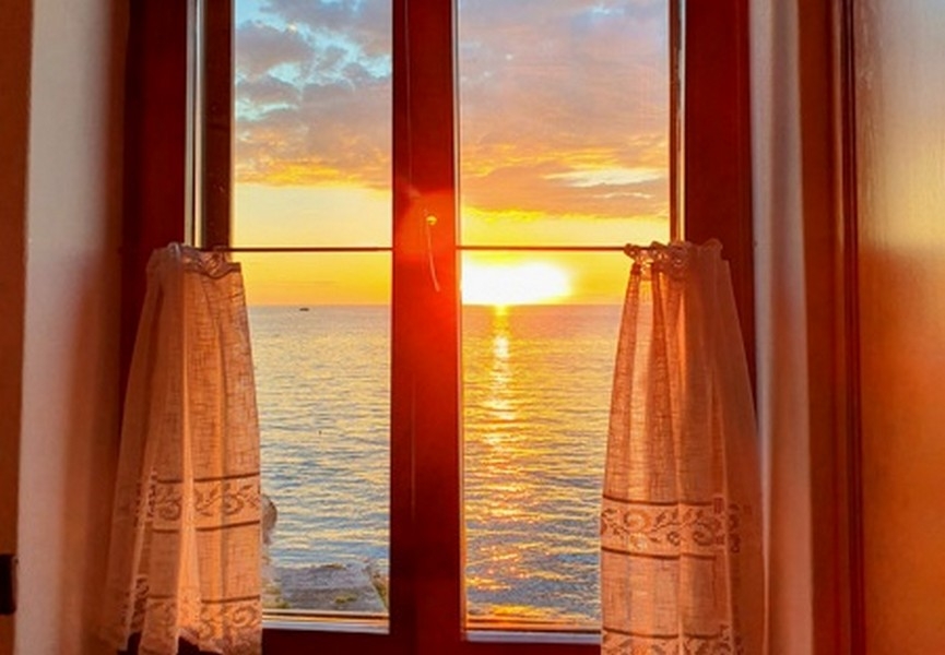 Appartement à Rovinj avec vue par la fenêtre sur le coucher de soleil
