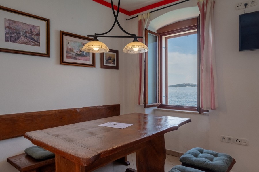 Salle à manger avec très belle vue sur le rivage de Rovinj, Istrie.