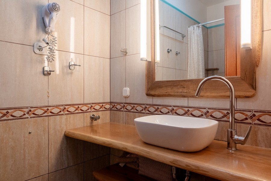 La salle de bains moderne du bien.
