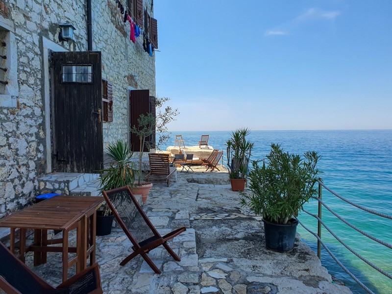 Terrasse en bord de mer du bien A3792 en Istrie