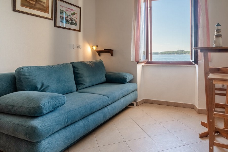 Canapé dans le séjour et vue sur la mer.