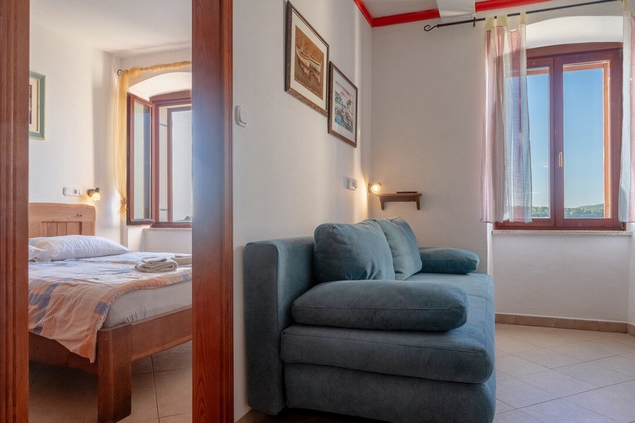 Vue sur la chambre depuis le coin repas.
