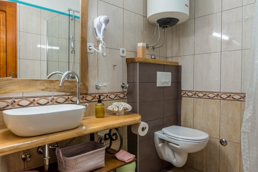 La salle de bains avec WC.