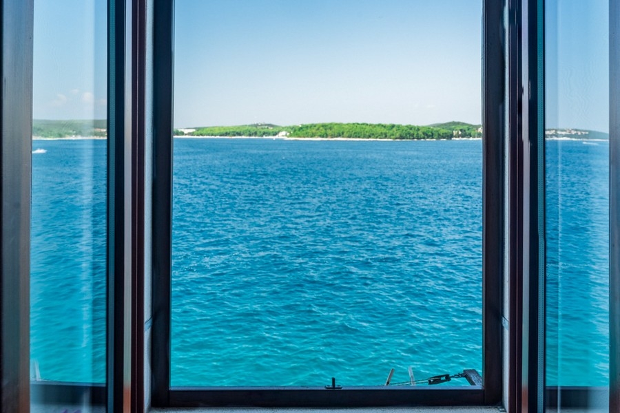 Fenêtre ouverte avec vue sur la mer et l'île