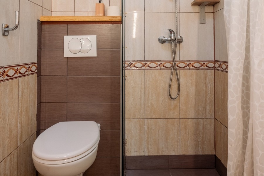 Salle de bains avec douche.