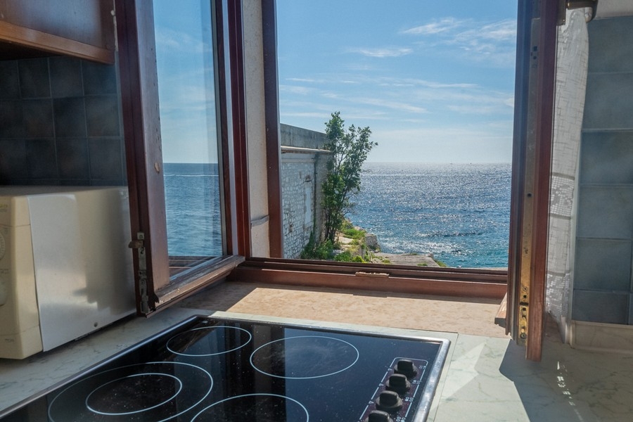 L'appartement offre une vue mer.