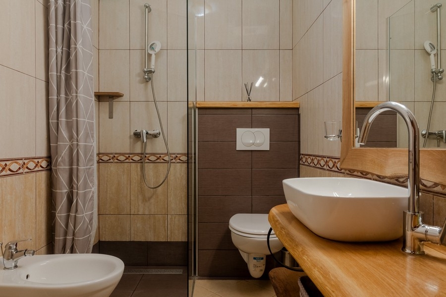 Salle de bains avec douche.