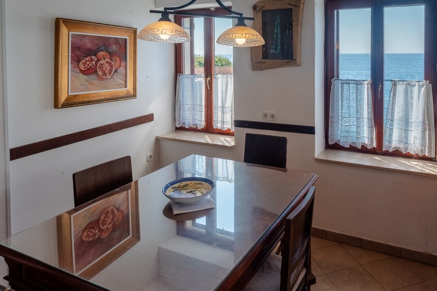 Coin repas avec belle vue mer - bien A3796.