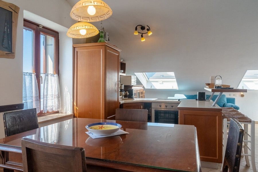 Séjour et cuisine avec table à manger.