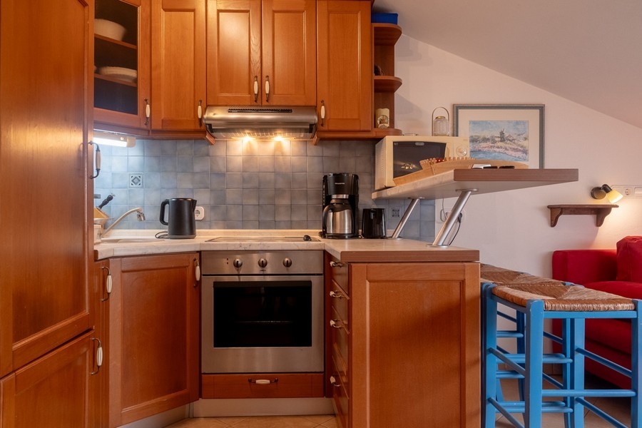 Cuisine avec façades en bois et équipement complet