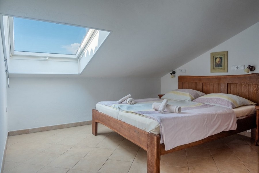 Chambre avec lit double et fenêtre de toit