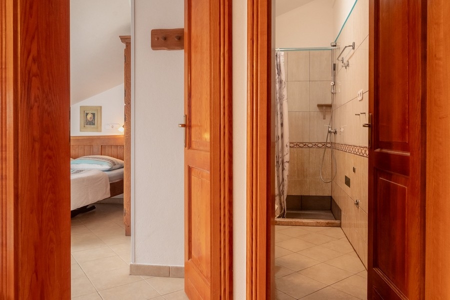 Couloir avec accès à la chambre et à la salle de bains