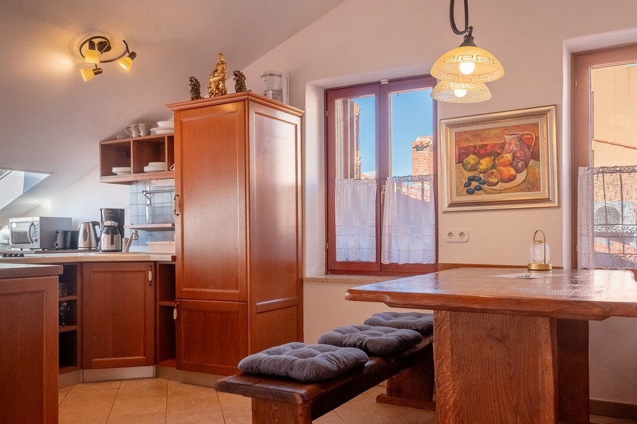 Coin repas avec table en bois et vue par la fenêtre