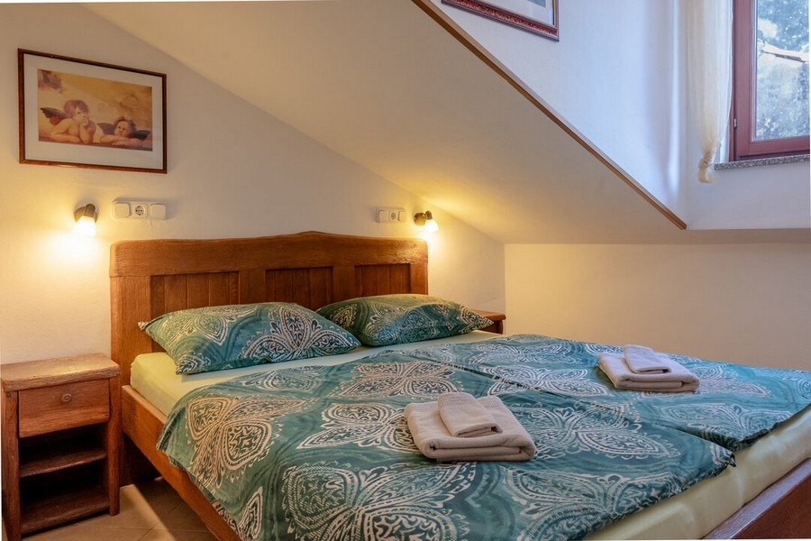 Chambre avec lit double et fenêtre de toit