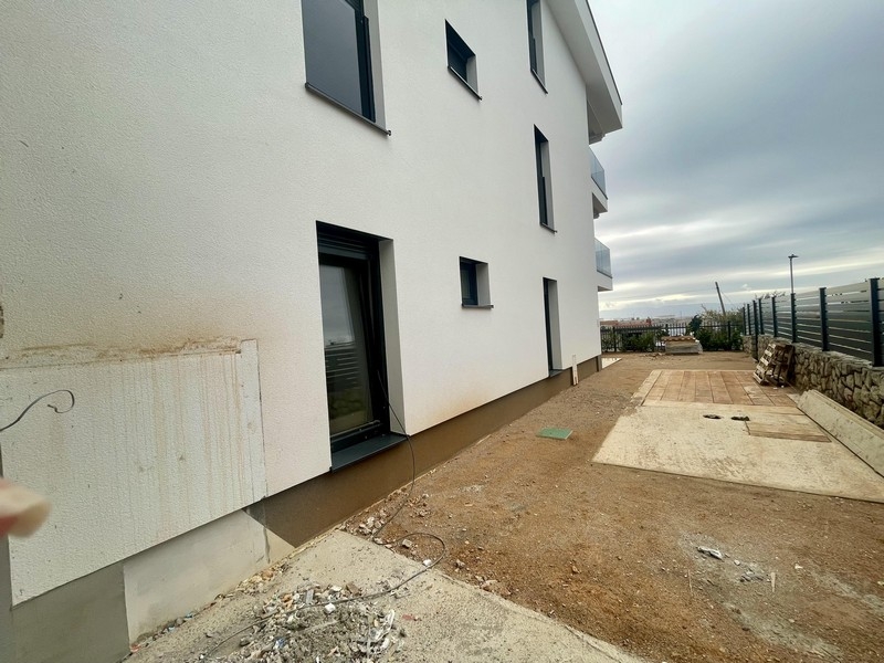 Appartement neuf au rez-de-chaussée à Omisalj – vue extérieure du bâtiment