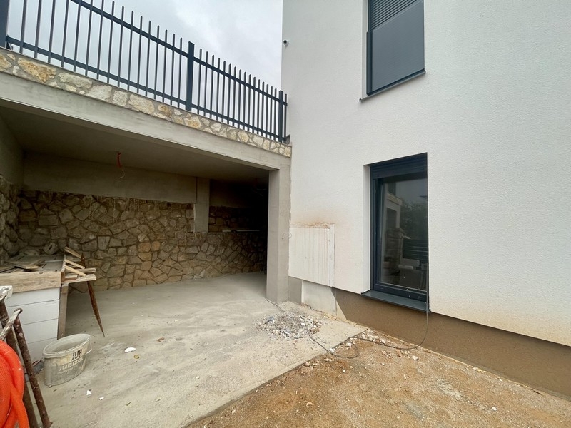 Appartement au rez-de-chaussée à Omisalj – espace couvert et jardin