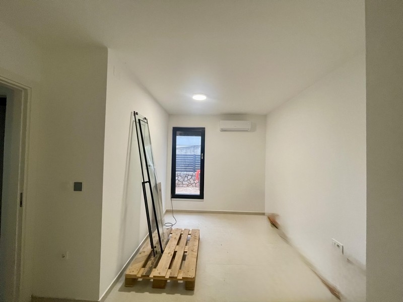 Chambre avec fenêtre et climatisation dans l'appartement au rez-de-chaussée à Omisalj