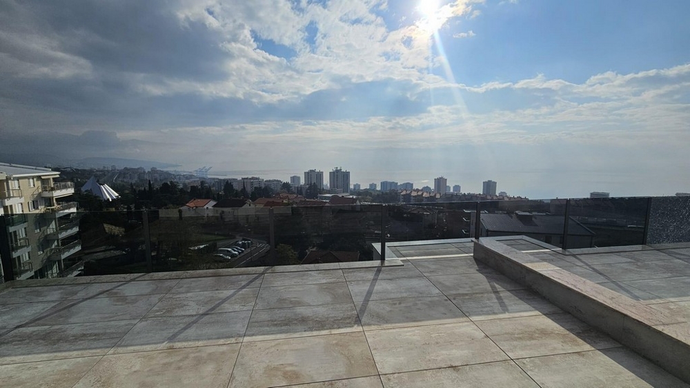 Appartement neuf à Rijeka avec toit-terrasse au-dessus de la ville
