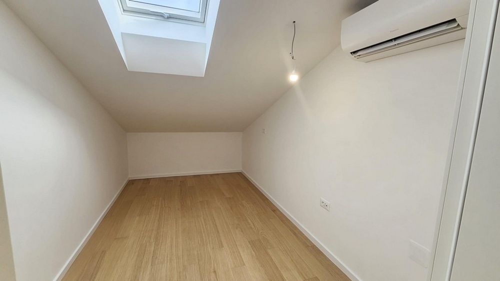Pièce avec plafond en pente et fenêtre de toit
