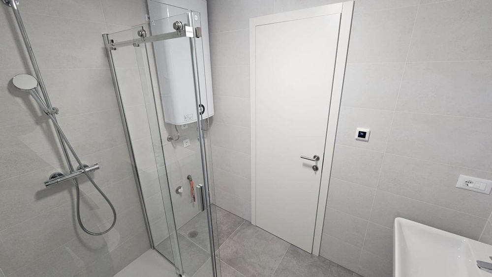 Salle de bains moderne avec douche