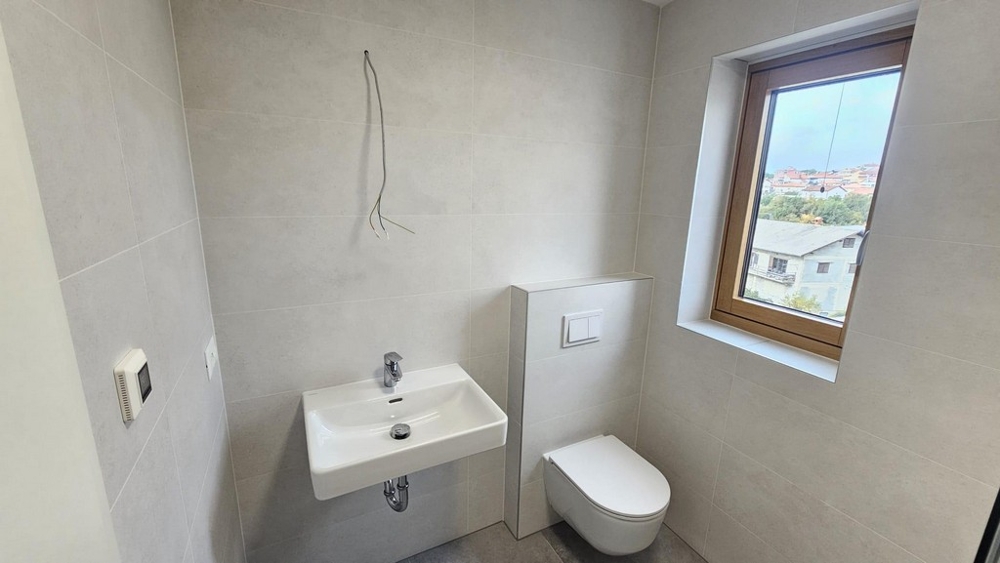 Salle de bains avec fenêtre