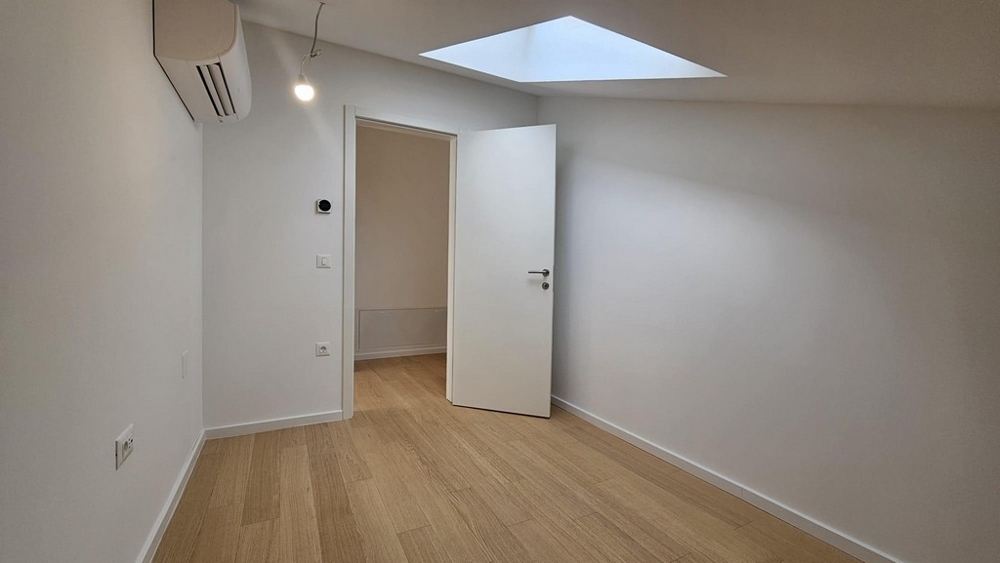 Deuxième chambre avec fenêtre de toit