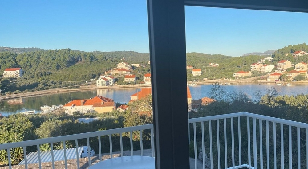 Vue du balcon sur la baie et le village