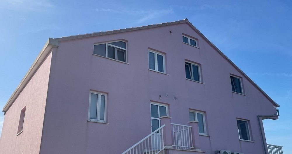 Vue extérieure de l'immeuble collectif rose