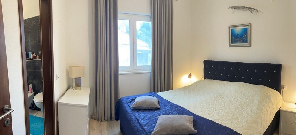 Chambre avec lit double, fenêtre et accès à la salle de bains