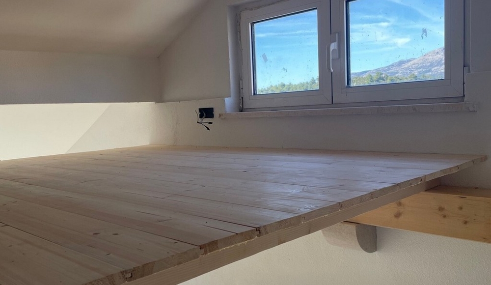 Surface de galerie en bois avec vue par la fenêtre