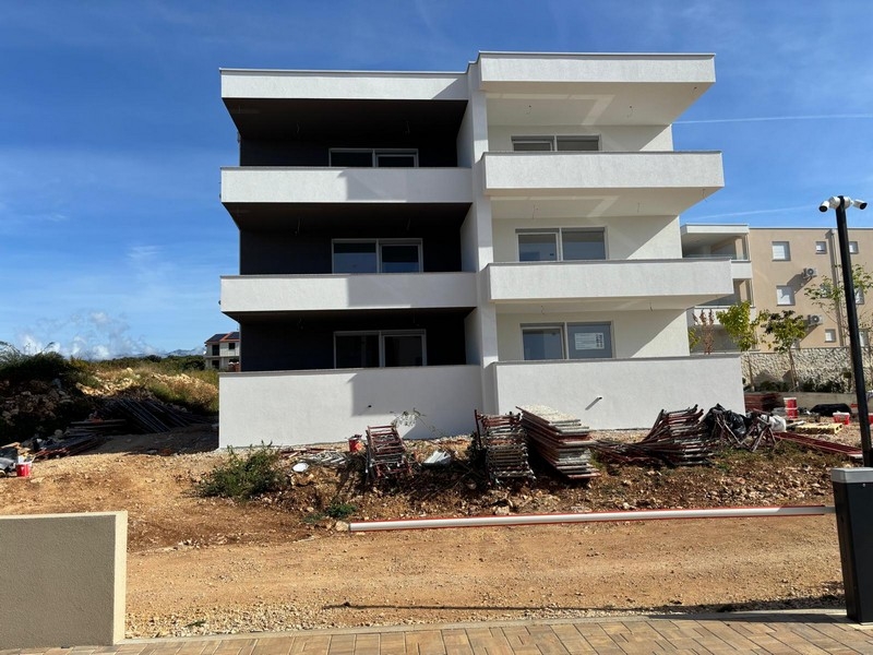 Immeuble neuf avec trois étages de balcons sur le chantier