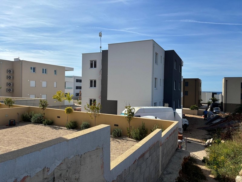 Arrière du bâtiment et vue jusqu'à la mer.