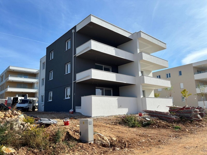 Appartements neufs modernes près de la plage.