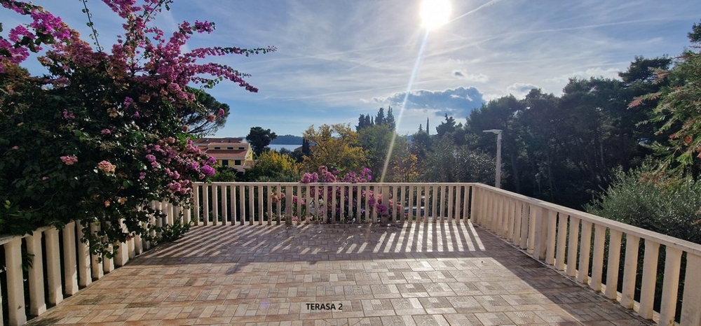 Terrasse avec balustrade et bougainvillées en fleurs
