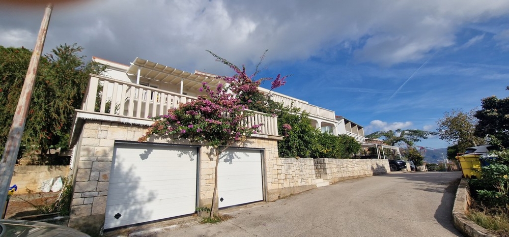 Garage et vue de la maison avec fleurs