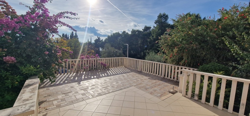 Grande terrasse avec vue mer