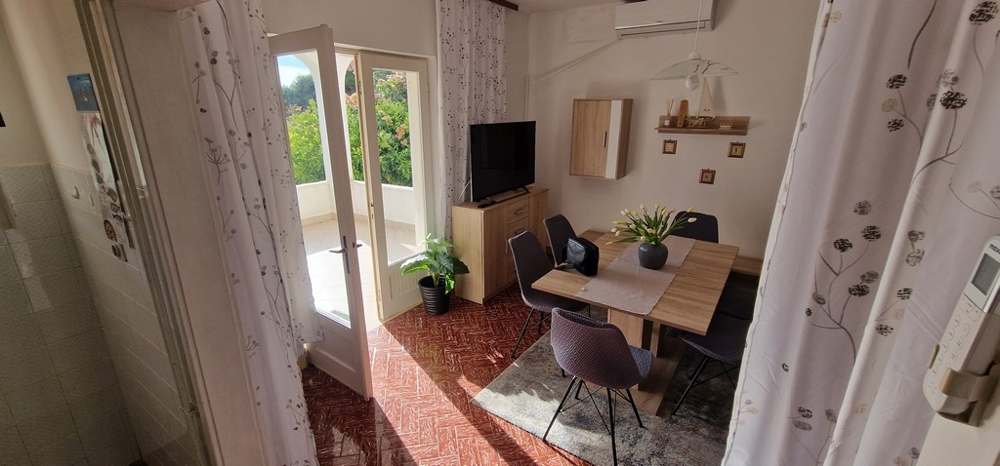 Coin repas avec accès à la terrasse