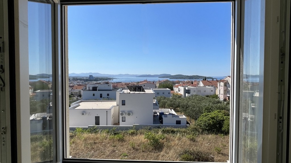 Vue depuis la fenêtre sur Vodice et la mer
