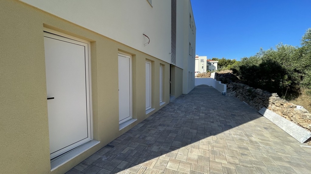 Chemin pavé le long des débarras