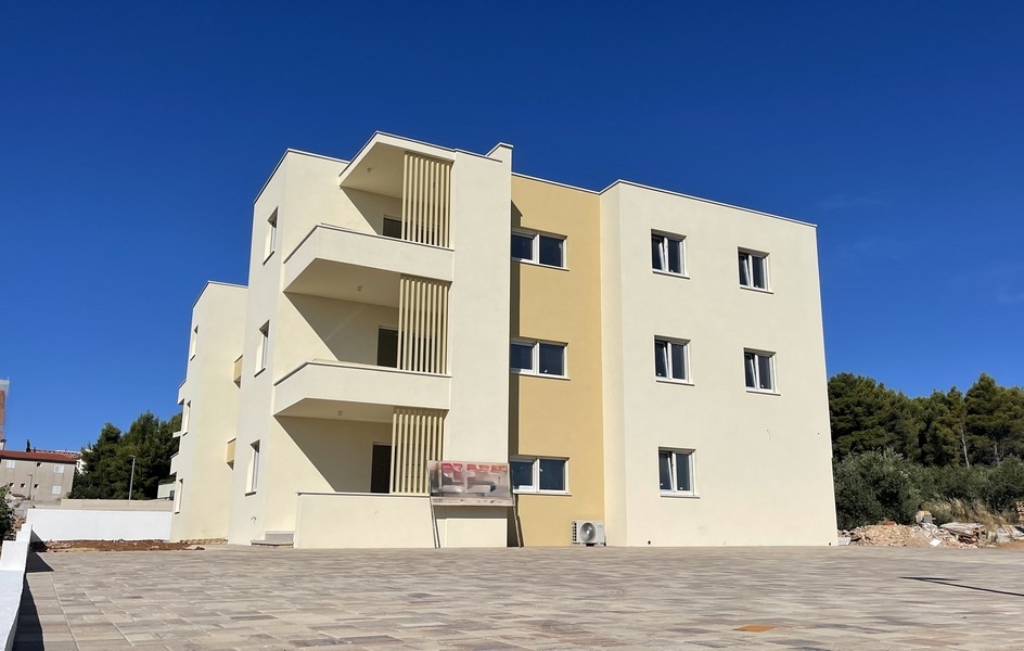 Vue à travers les fenêtres du gros œuvre sur la mer et le quartier résidentiel