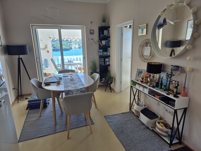 Coin repas et vue sur la mer