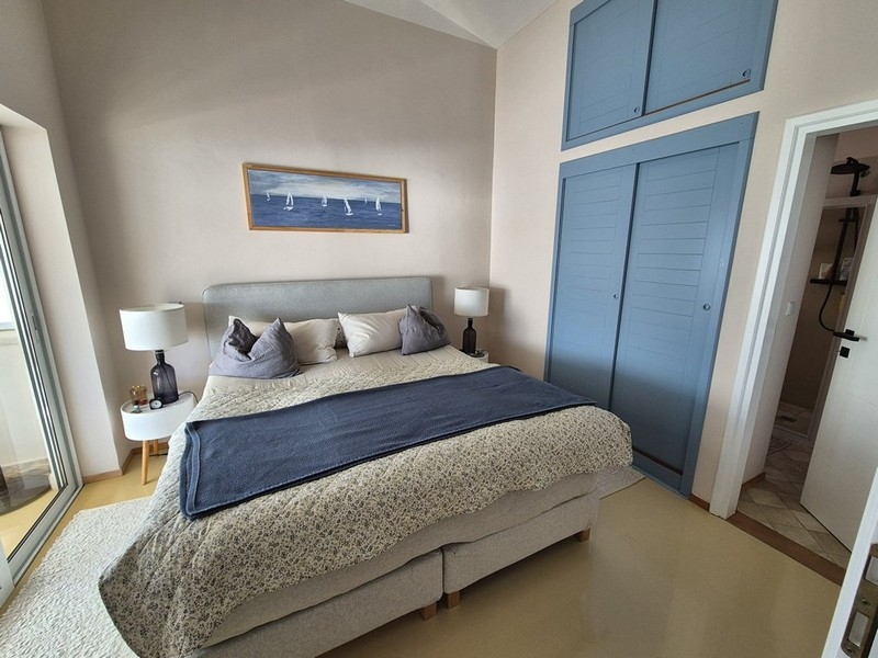 Chambre avec placard encastré