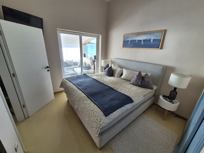 Chambre avec accès à la terrasse vitrée