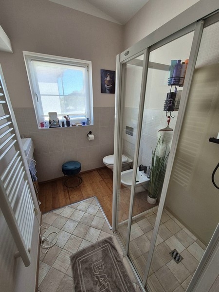 Salle de bains avec douche